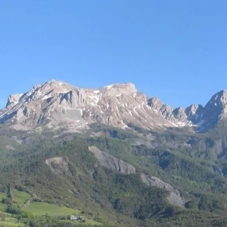 8 Personnes Grand A L'entree De Barcelonnette.