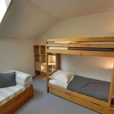 8 Personnes Grand A L'entree De Barcelonnette. Barcelonnette